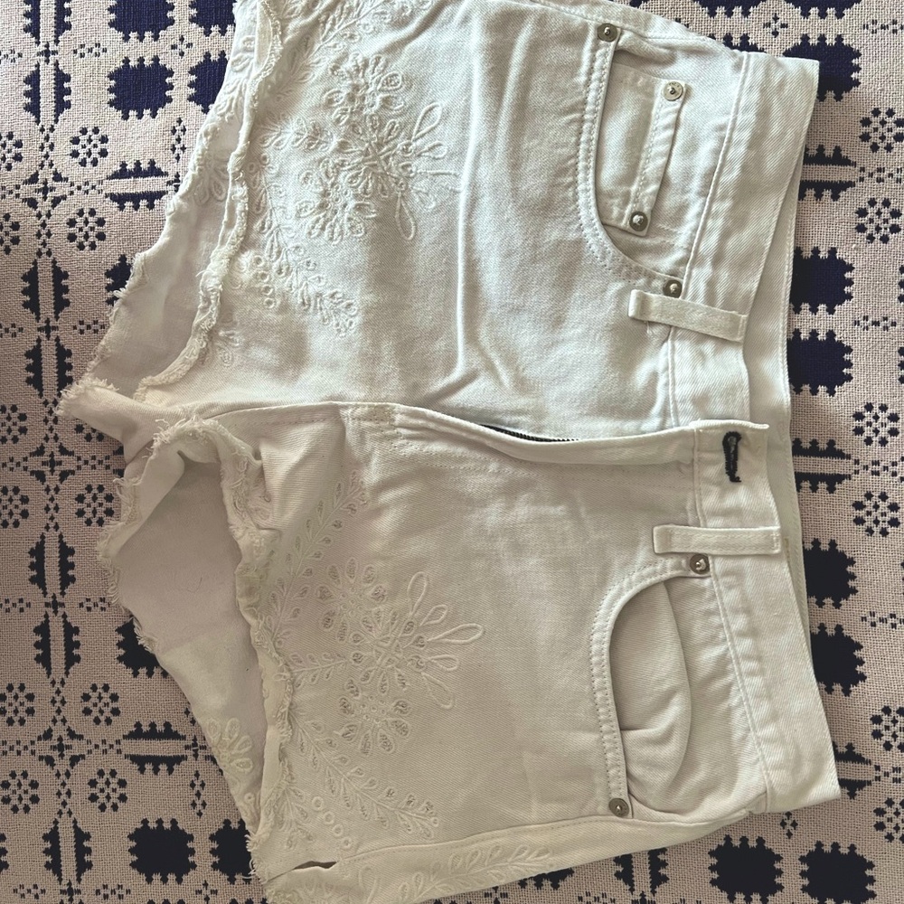 Beautiful Rag & Bone embroidered Jean shorts